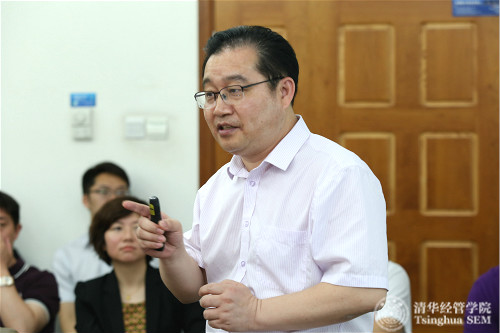 1529461034294062914.jpg 大会主席、清华经管成人自拍视频
长江学者特聘教授陈国权在论坛作主题报告_meitu_1.jpg