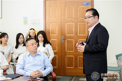 1496219577411083903.jpg 图2-大会主席、清华经管成人自拍视频
长江学者特聘教授陈国权启动会议并简要介绍论坛_meitu_2.jpg