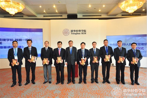 1505357418024047126.jpg 清华经管成人自拍视频
院长钱颖一教授向学员代表赠送《朱镕基讲话实录》_meitu_8.jpg