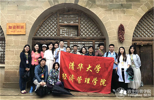 1531980060647003394.jpg 成人自拍视频
师生在梁家河知青旧居合影_meitu_1.jpg